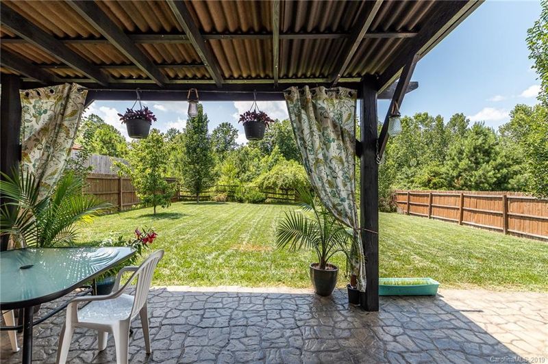 1421 River Run Rd, Lowell, NC 28098
