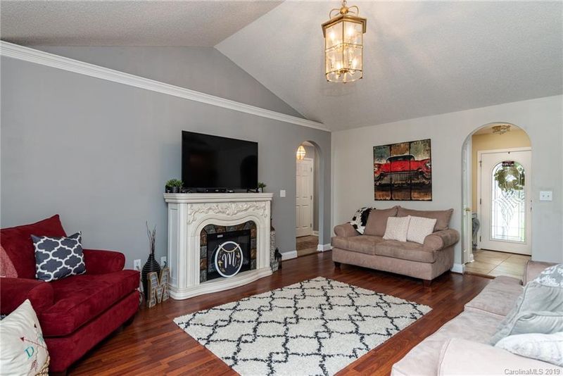1394 Angela Ct, Lincolnton, NC 28092