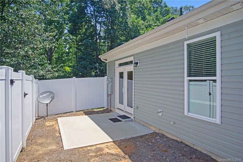 125 Island Village Dr, Mount Holly, NC 28120