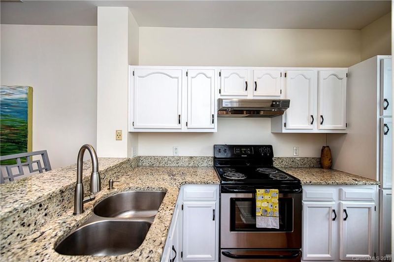 1083 Park West Dr, Charlotte, NC 28209