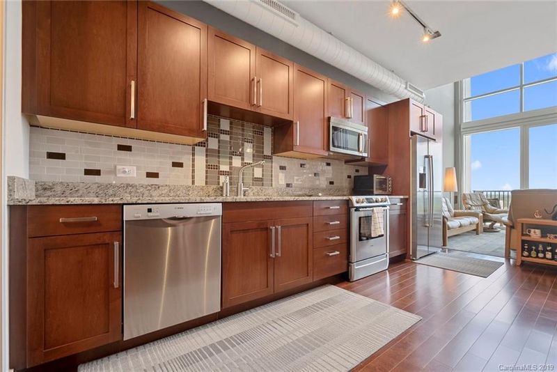 215 N Pine St #1402, Charlotte, NC 28202