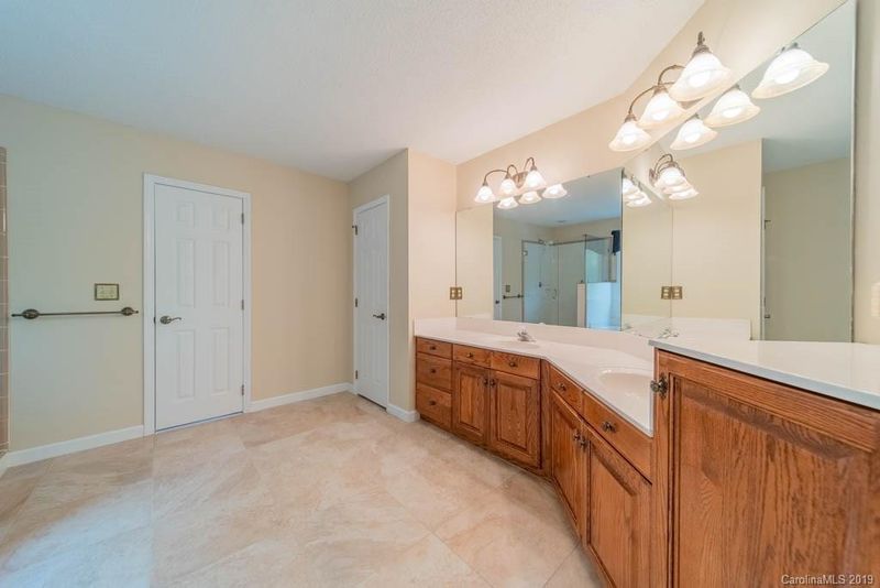 5635 Sunstar Ct, Charlotte, NC 28226