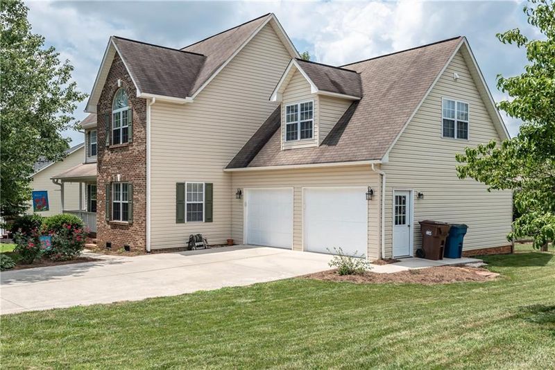 3435 Overbrook Dr, Conover, NC 28613