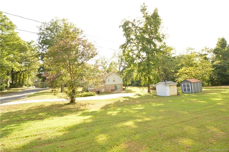 5633 Barrington Dr, Charlotte, NC 28215