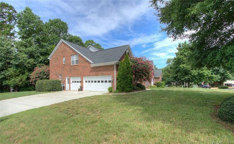720 Coachman Dr, Waxhaw, NC 28173