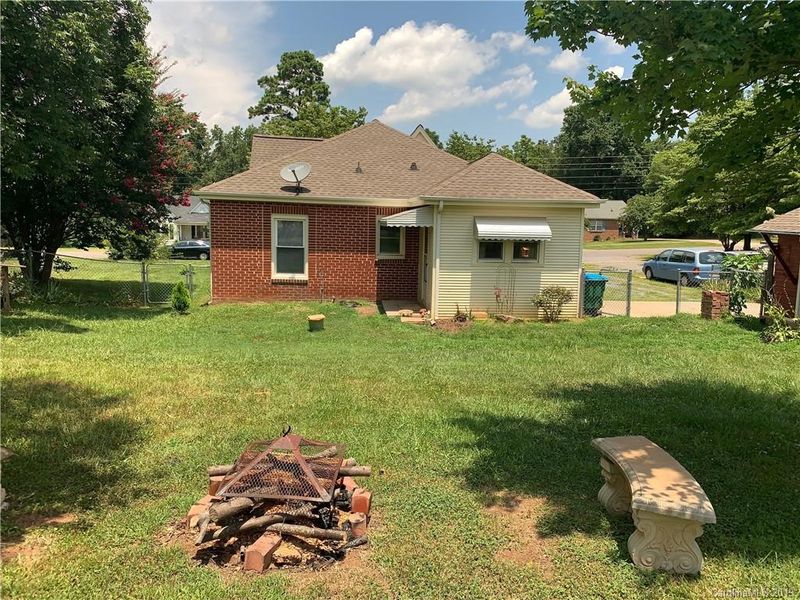 310 E Washington Ave #15, Bessemer City, NC 28016