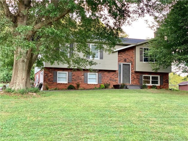 1246 Fairway Dr, Newton, NC 28658