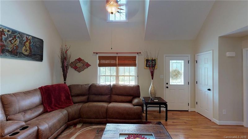 1040 Creekside Dr, Lincolnton, NC 28092