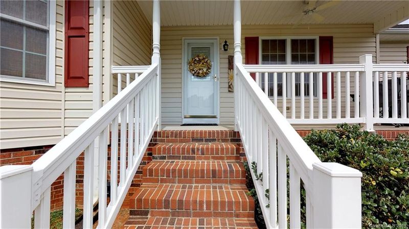1040 Creekside Dr, Lincolnton, NC 28092