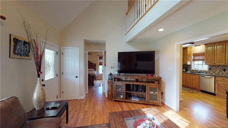 1040 Creekside Dr, Lincolnton, NC 28092