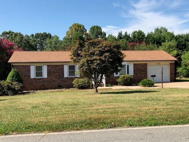 5609 Valley Field Rd, Hickory, NC 28602