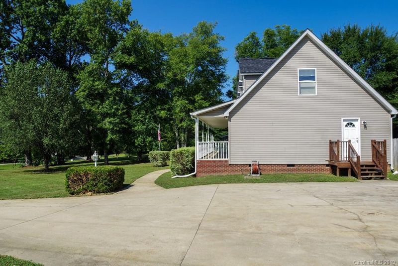 424 Whispering Pines Dr, Catawba, SC 29704
