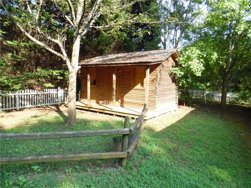 515 E 16th St E, Newton, NC 28658
