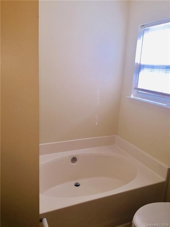 1138 Summit Hills Dr, Charlotte, NC 28214