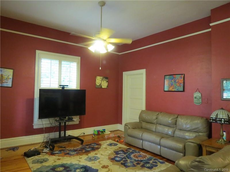318 N Laurel St, Lincolnton, NC 28092