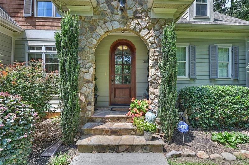 359 Beverly Cir, Charlotte, NC 28270