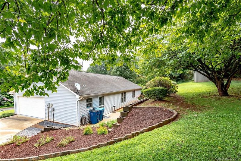 1352 Grady Ln, Hickory, NC 28602