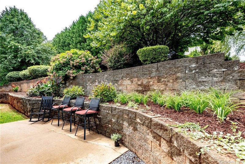 1352 Grady Ln, Hickory, NC 28602