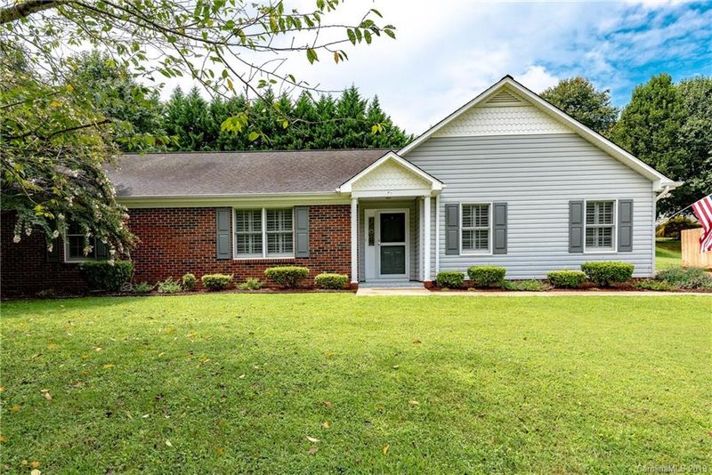 1352 Grady Ln, Hickory, NC 28602