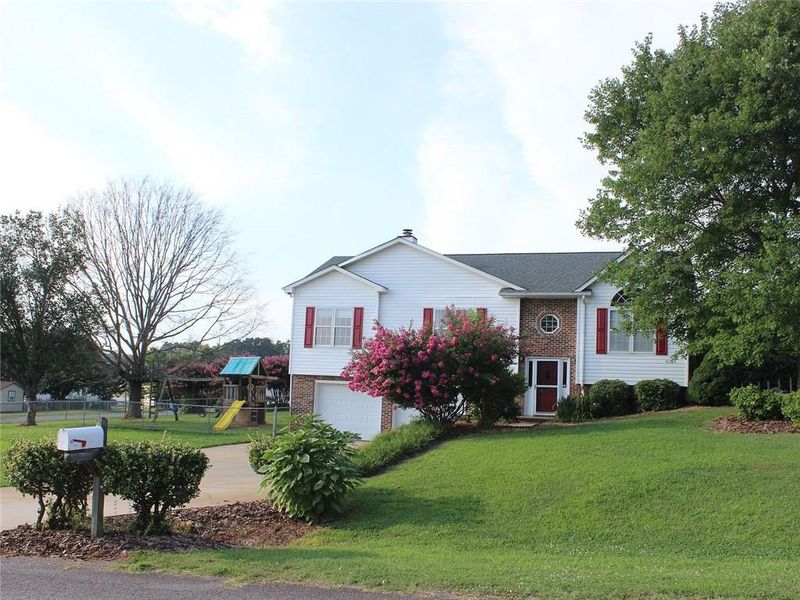 1358 Pear Dr, Conover, NC 28613