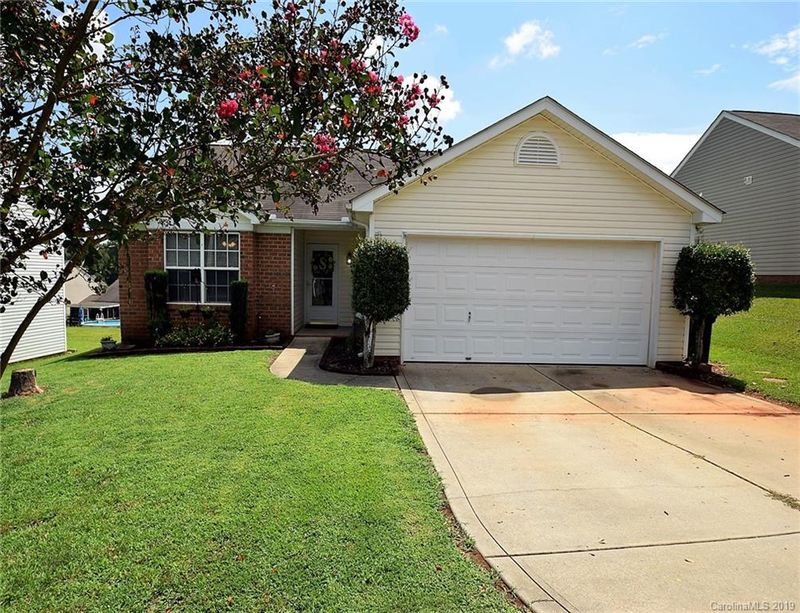 632 Overlook Rd, Lowell, NC 28098