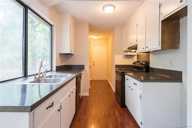 5028 Rolling Oak Ln, Charlotte, NC 28227