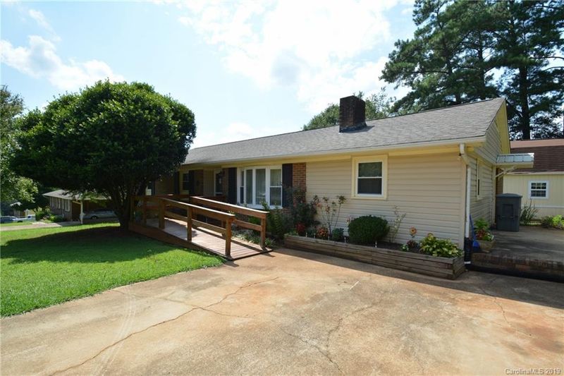 3262 Pine Tree St, Lincolnton, NC 28092