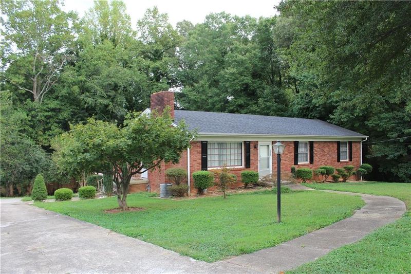 2252 6th St NE, Hickory, NC 28601