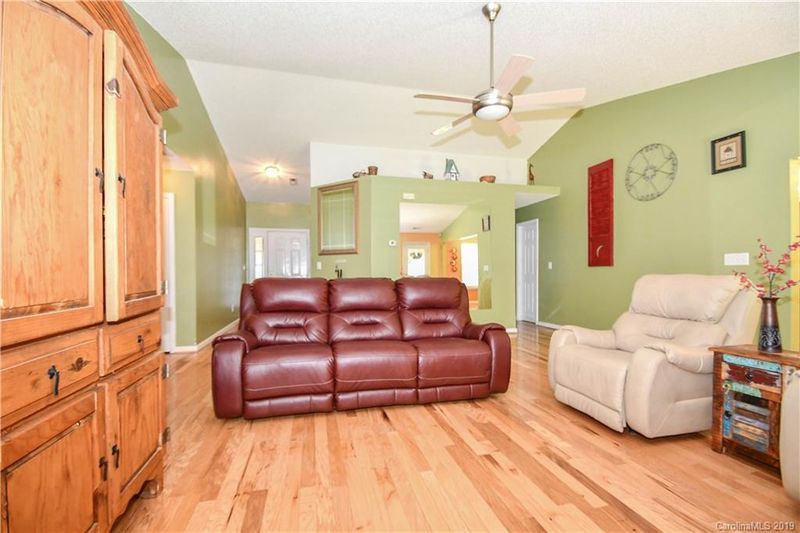 8819 Steelechase Dr, Charlotte, NC 28273