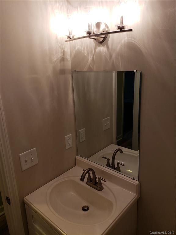 611 Dunbrook Ln, Charlotte, NC 28217