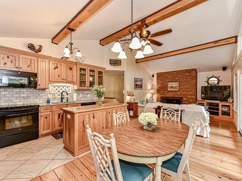 211 Hideaway Ln, Mooresville, NC 28117
