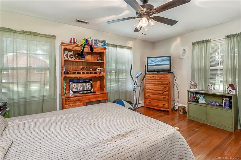 201 N Hawthorne St, Mount Holly, NC 28120