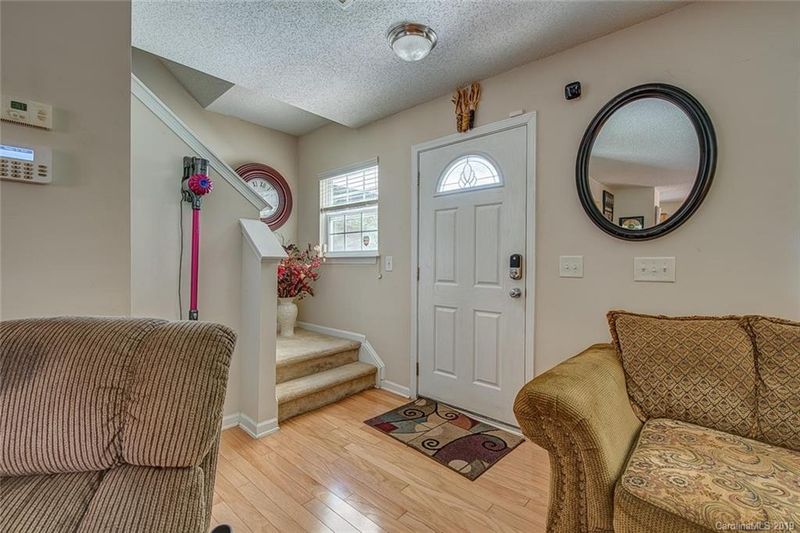 560 River View Dr, Lowell, NC 28098