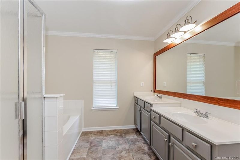 2541 Windsor Chase Dr, Matthews, NC 28105