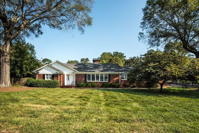 910 12th Ave NW, Hickory, NC 28601