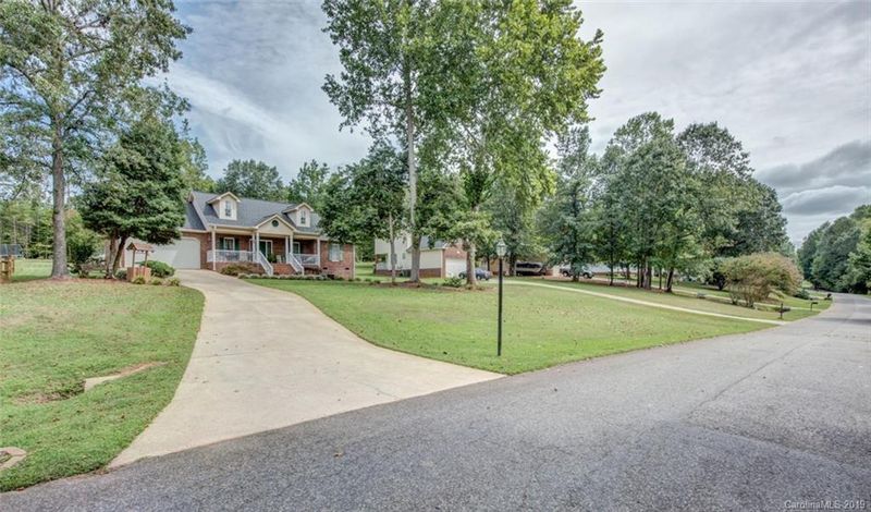 156 Hunters Pointe Dr, Dallas, NC 28034