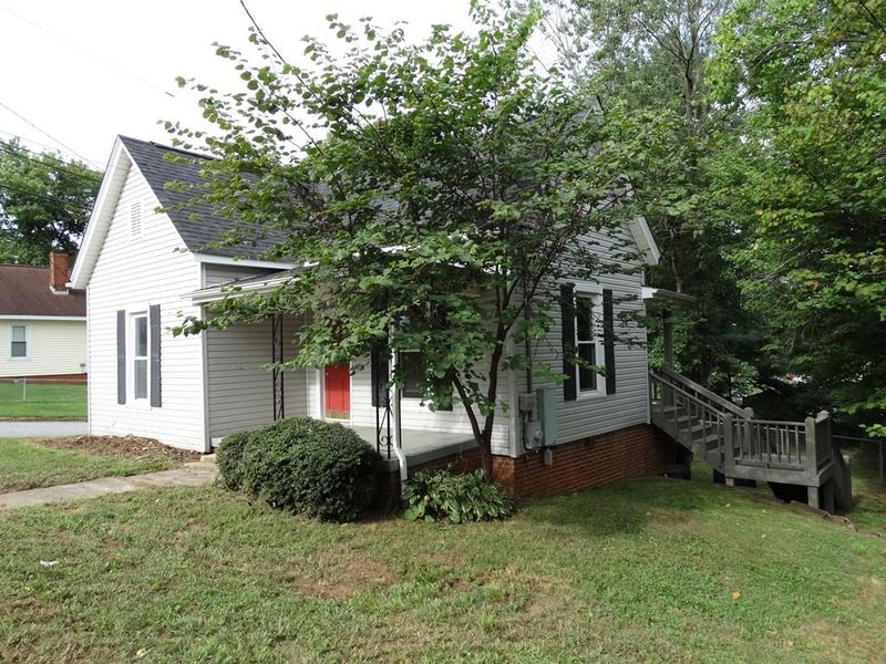 96 15th St SE, Hickory, NC 28602
