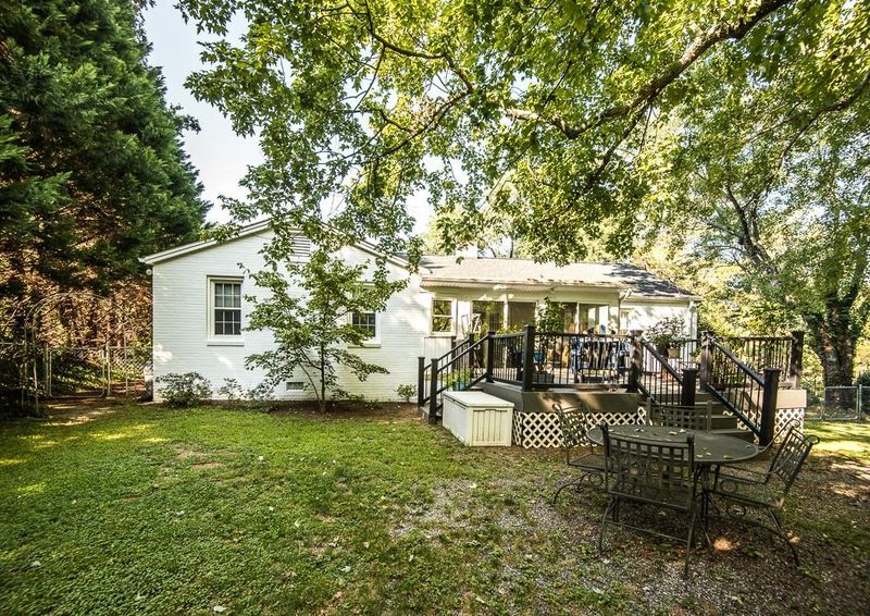 503 4th St NE, Hickory, NC 28601