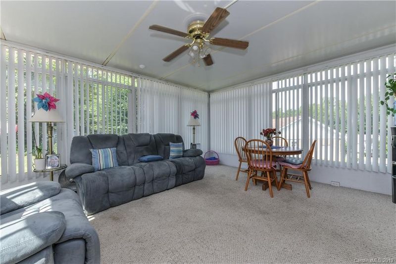 6024 Cherrycrest Ln, Charlotte, NC 28217