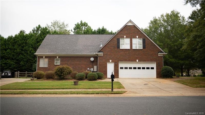 410 Hunters Point Dr, Indian Trail, NC 28079