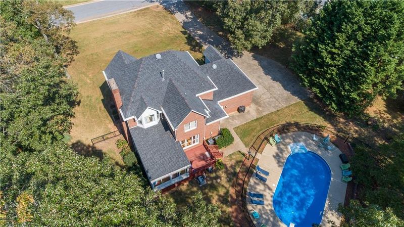 4670 Elmhurst Dr NE, Hickory, NC 28601