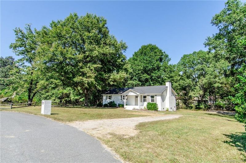 15205 Comanche Ln, Matthews, NC 28104