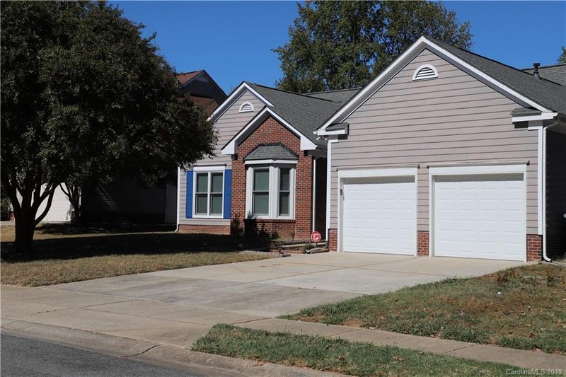 11807 Harris Pointe Dr, Charlotte, NC 28269