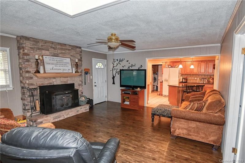 2493 Pickwick Pl, Lincolnton, NC 28092