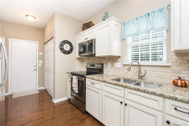 9515 Constitution Hall Dr, Charlotte, NC 28277