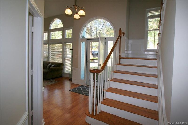 3239 Crescent Knoll Dr, Matthews, NC 28105