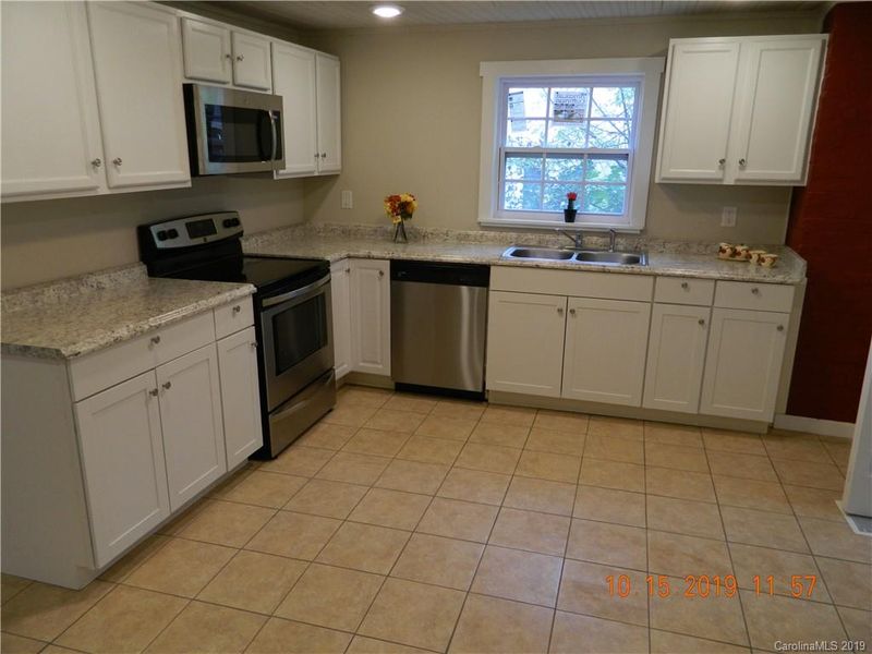 18 7th Ave SE, Hickory, NC 28602