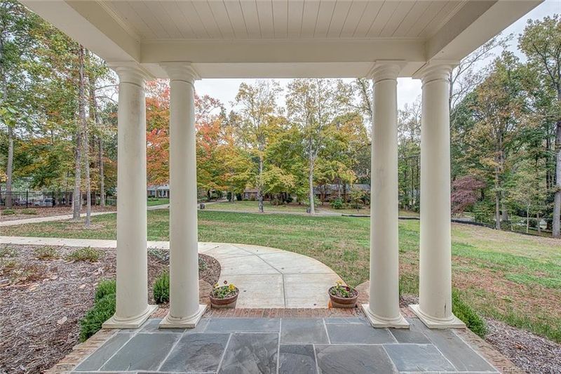 1127 Crestbrook Dr, Charlotte, NC 28211