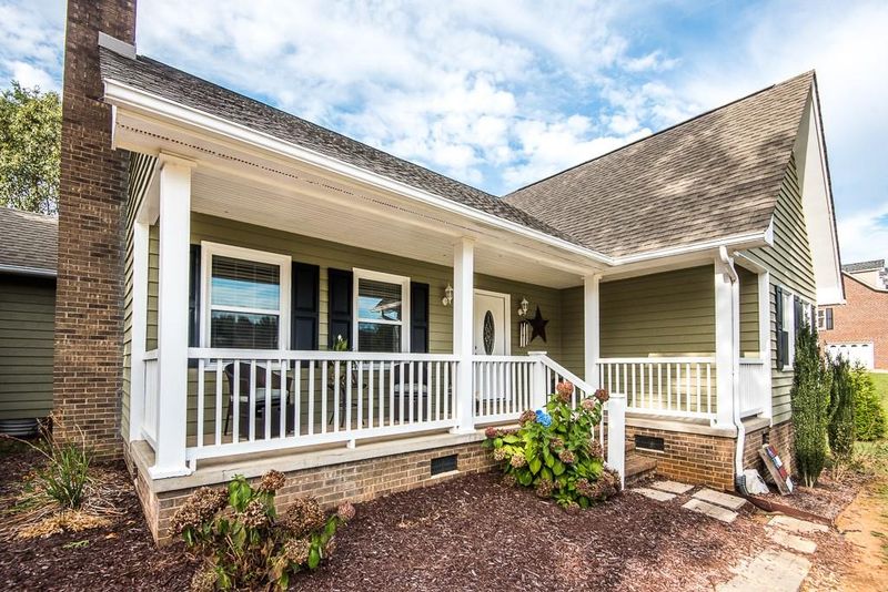 1728 Maybrook Blvd, Hickory, NC 28601