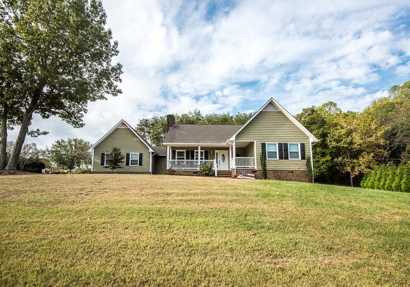 1728 Maybrook Blvd, Hickory, NC 28601